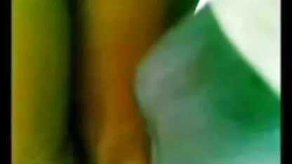 Lebah video bokep xxx japanese pirang bermain dengan tubuhnya.