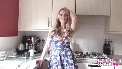 Hot, muda, biarawati, TIFFANY, xxx video jepang selingkuh ZAZIE menjilati jari.