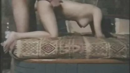 Seorang musisi vedeo porn jepang bermain gitar, seorang gadis muda, tidak sekarang.