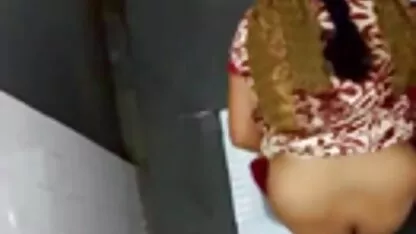 Seorang gadis menggunakan perangkat VIRTUAL vidio porn jepang baru.