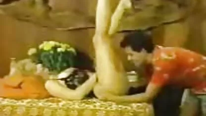 Ibu mengenakan celana xxx japan bokep dalam putih dan meletakkan jari mereka di sepatu hak tinggi.